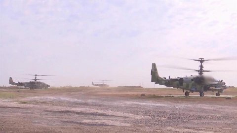 Российские вертолеты Ка-52 уничтожают пункты управления и технику украинских боевиков