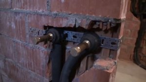 Разводка труб горячей и холодной воды и канализации в загородном доме