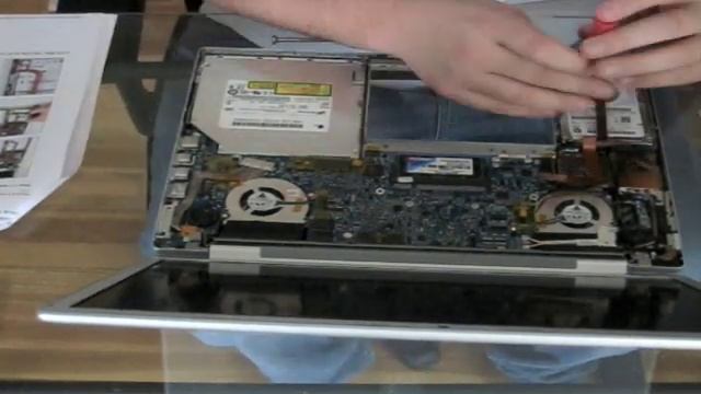 How-to Change a Macbook Pro 15" 2.4GHz hard drive смотреть онлайн