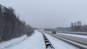 Видео Николая Зубрилина: 31 декабря запоздалые машины спешат к Новогоднему столу!