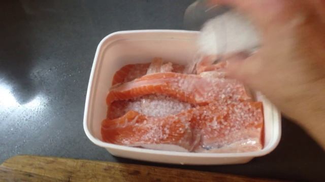 Засаливаем животики от семги смотреть онлайн