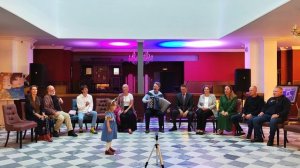 Под окном широким вишня белоснежная цветёт