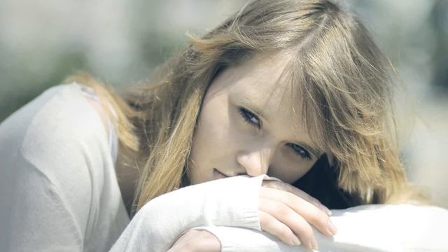 БАБУШКА сидела на лавочке, смотрела на нас и улыбалась.А в глазах была печаль... смотреть онлайн