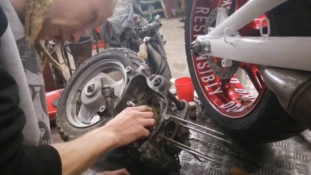 Yamaha Jog SA36J ремонт мотора и о детских болячках модели. смотреть онлайн