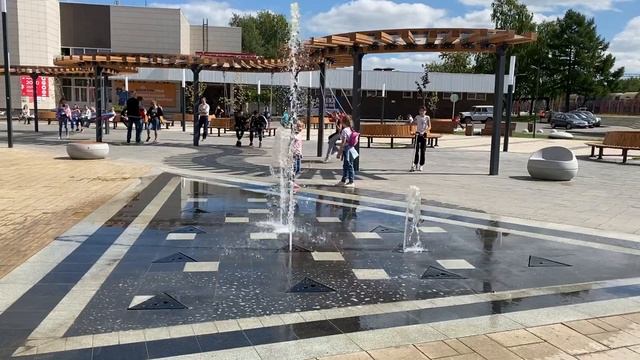 Сухой пешеходный фонтан около торгового центра смотреть онлайн