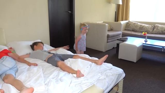 СОФИЙКА ПОМОГАЕТ БРАТЬЯМ. БРАТЬЯ ПЕРЕГРЕЛИСЬ НА СОЛНЦЕ. СОФУНЬЯ ШАЛУНЬЯ смотреть онлайн