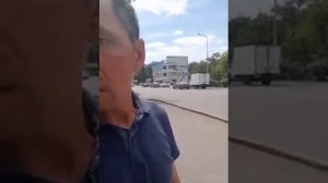 Пьяный казах пристал на улице к русским людям, заставляя их говорить по-казахски.