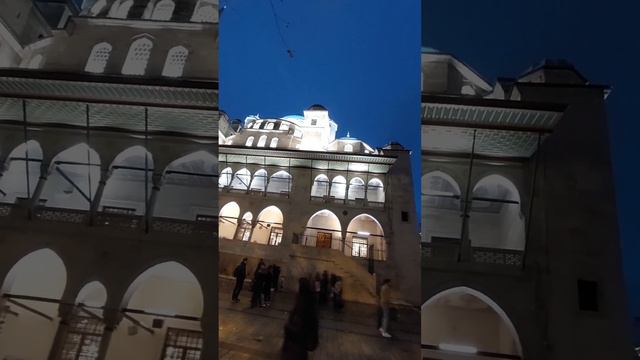 Вечерняя служба в Мечети "Валиде Султан".Годы строительства 1597-1665. Стамбул. Турция. смотреть онлайн