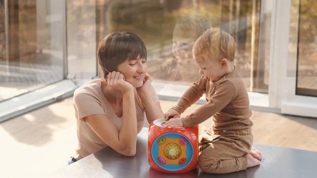 СОН РЕБЕНКА И МАМЫ | Чем на самом деле грозит недосыпание молодой маме и ее малышу смотреть онлайн