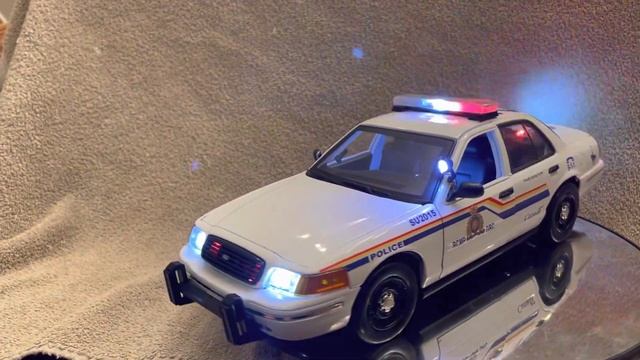 1/18 scale RCMP Ford Crown Vic diecast model police car with working lights and siren смотреть онлайн