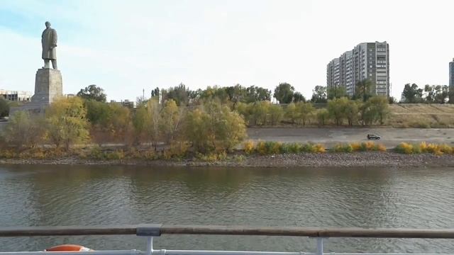 Теплоход "Александр Невский" проходит мимо набережной Красноармейского района Волгограда смотреть онлайн