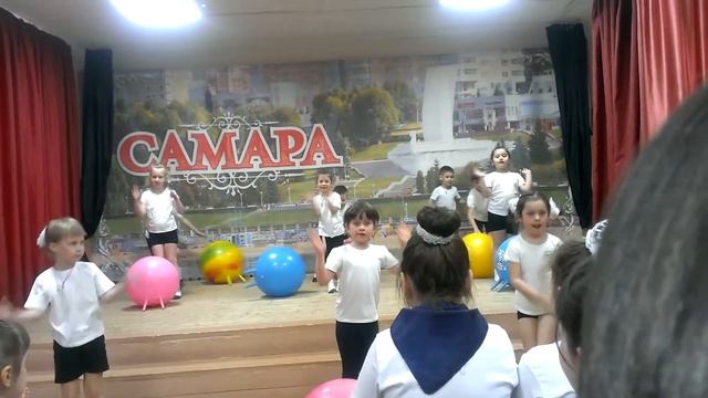 Дети с мячом смотреть онлайн