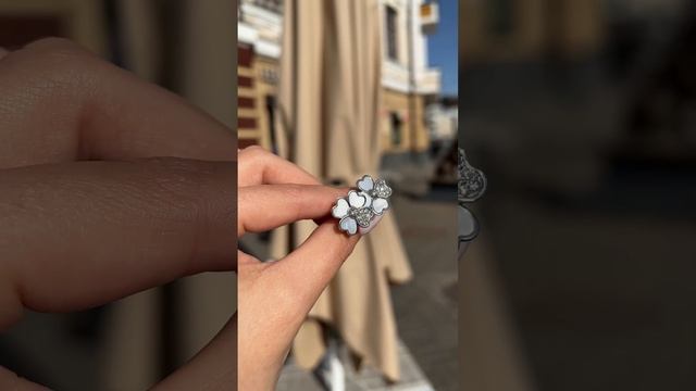 Серьги из белого золота с бриллиантами и перламутром Van Cleef  & Arpels