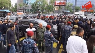 Полицейские проводят массовые задержания на акции протеста в Ереване