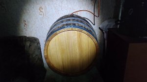 Заливка красного вина в бочку