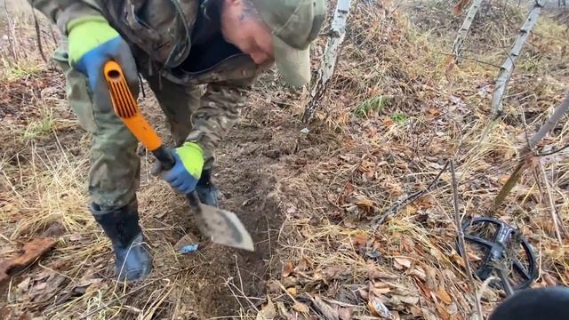 Сначала откопал много старых костей, а потом здоровый стальной брус, который даже не смог поднять.