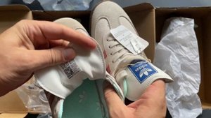 Сравниваю поддельные и оригинальные кроссовки adidas Samba.