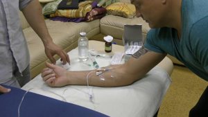 Регулировка положения иглы и скорости вливания при внутривенном введении