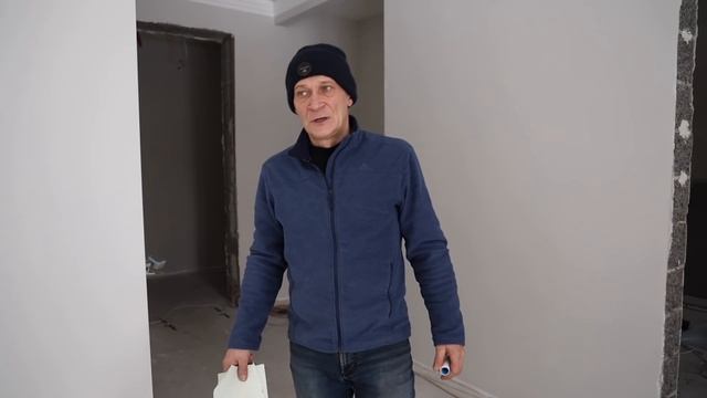 Дорогостоящая подготовка поверхности пола перед укладкой широкоформатной плитки.