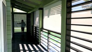 Вертикальная маркиза на террасу. Ткань Скрин затеняет но не забирает пространство вокруг.
