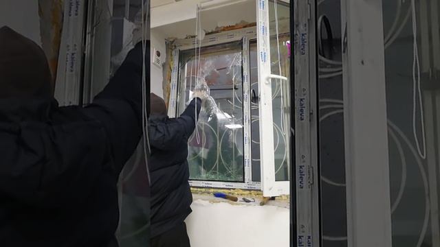 Замена разбитого стеклопакета окна