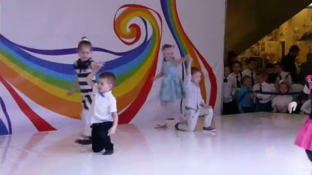 Коллектив детского сада №17 танцует хип-хоп. смотреть онлайн