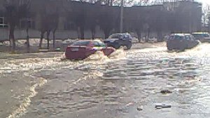 Федеральная автотрасса в Лакинске ушла под воду