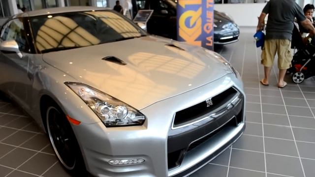 35. Жизнь в США - автосалон Nissan Universal Orlando, зашли попить кофею) смотреть онлайн