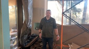 Отделка стен деревом. Стена из мха. Дизайн интерьера в частном доме. Шлифовка и покраска доски