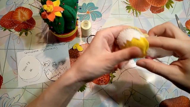 Цыпленок девочка. Игрушка-брелок своими руками из фетра. Очень легко! смотреть онлайн