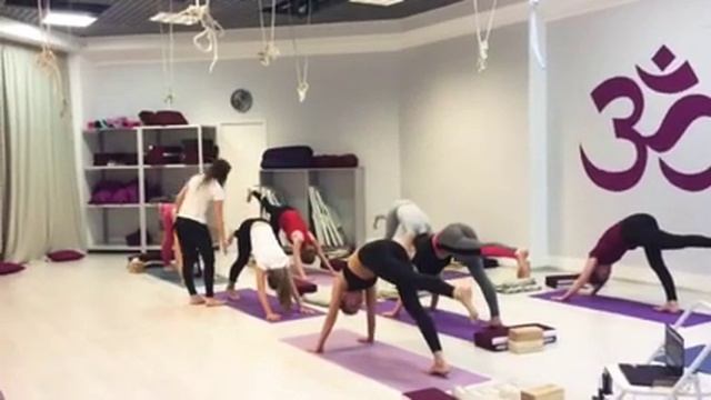 Адхо Мукха шванасана. Собака мордой вниз смотреть онлайн