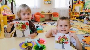 Сиреневая (средняя группа). Рисование "осенние деревья"