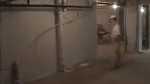 Покраска стен в подвале с удлинителем