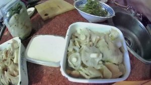 Делаю салат из груздей на праздник День Червя. Рецепт очень простой, гостям шибко нравится