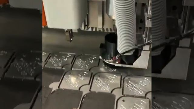 Гравировка и резка алюминия на планшетном плоттере Comagrav DIGI CORSA смотреть онлайн