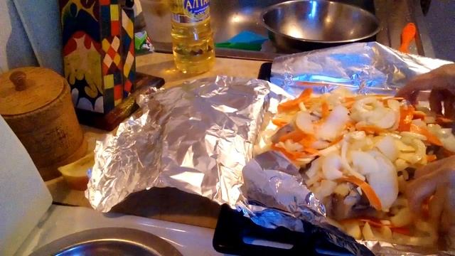 Минтай запеченный с овощами и яблоком.