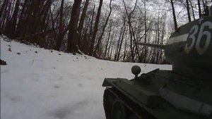 радиоуправляемый танк Т-34 зимой...