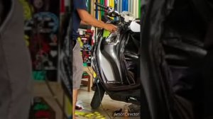 pasang sticker karbon scoopy prestige 2021 bagian bodi dalam.