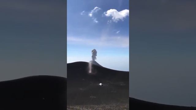 В Эквадоре извержение вулкана произошло одновременно с торнадо.