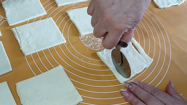 Слойка с творогом из пресного слоеного теста.Быстрая ,вкусная и красивая выпечка. смотреть онлайн