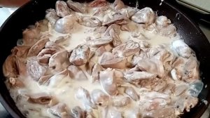 Куриные сердечки тушёные в сметане с картофельным пюре.