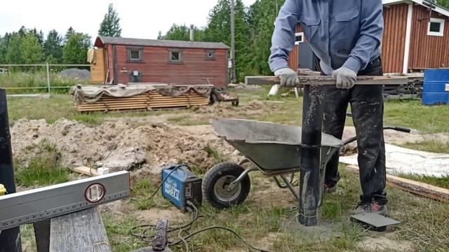 Винтовые сваи для фундамента под веранду . Засыпать , но не смешивать ! Набиваем сваю ЦПС ...