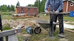 Винтовые сваи для фундамента под веранду . Засыпать , но не смешивать ! Набиваем сваю ЦПС ...
