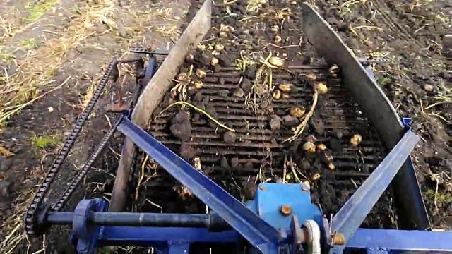 САМОДЕЛЬНАЯ КАРТОФЕЛЕКОПАЛКА (ТРАНСПОРТЁРНАЯ ДВУХРЯДНАЯ) DIY POTATO BURNER 20180909 110419