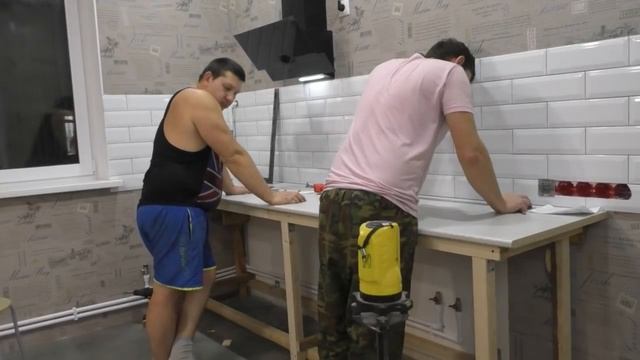 Дешёвка 28. Сделал стол, поклеили мох на стену, установка газ понели и раковины. смотреть онлайн