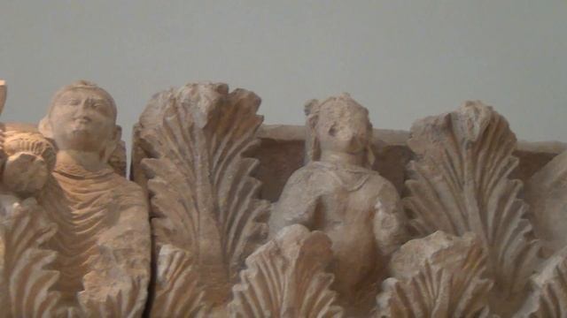 Фриз из Айртама I век н.э. на иврите קַתְרוֹס (катрос, кийтарос) обозначает (лютня, гитара смотреть онлайн