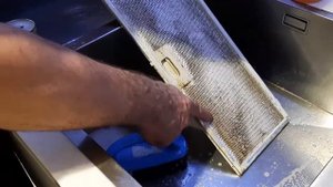 Очистить фильтр вытяжки от жира за 3 минуты ,как очистить фильтр от вытяжки,быстро.Средство очистки