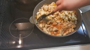 ЧТО ПРИГОТОВИТЬ ИЗ КУРИНОГО ФИЛЕ НА СКОРУЮ РУКУ.БЕФСТРОГАНОВ ИЗ КУРИНОГО ФИЛЕ.