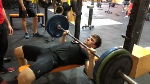 УРОК ЖИМ ЛЕЖА! Как  научиться правильно жать  (без отбива)!