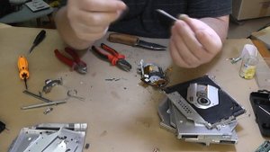 Разборка DVD привода от ноутбука. Поиск золота в ноутбуке.